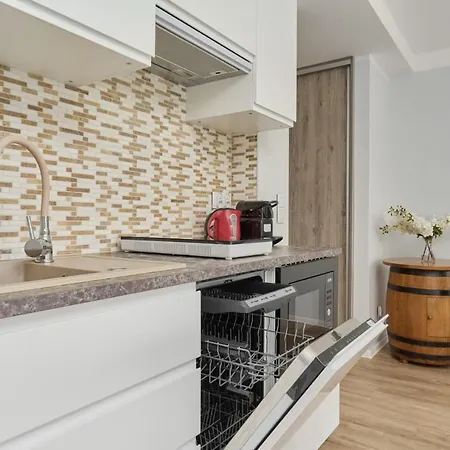 Апартаменты Cozy Old Town For 4 Guests In By Renters Вроцлав